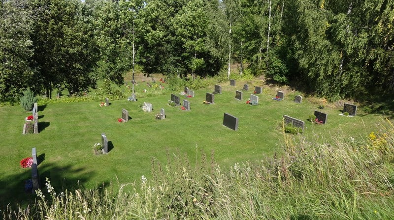 Graver på en gravplass om sommeren