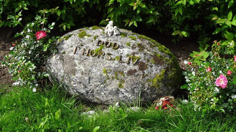 Liten minnestein med teksten død i mors liv