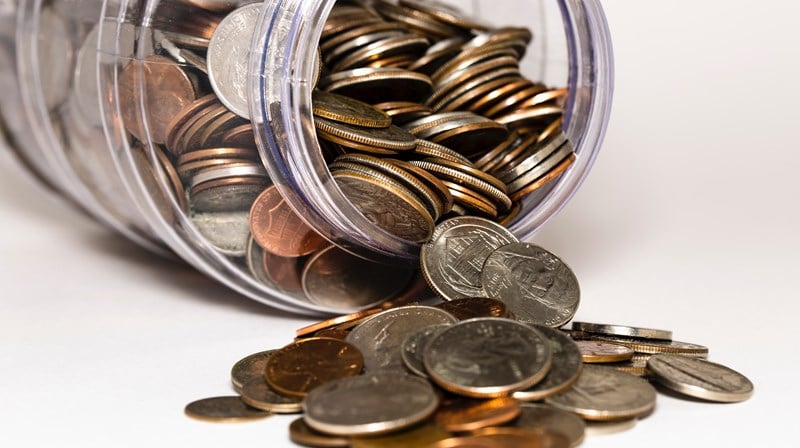 Penger som renner ut av et glass