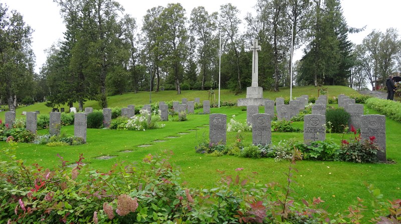 Krigsgraver i en bakkehelling om sommeren