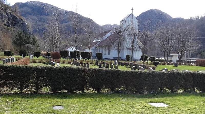 Kirke med gravplass om høsten